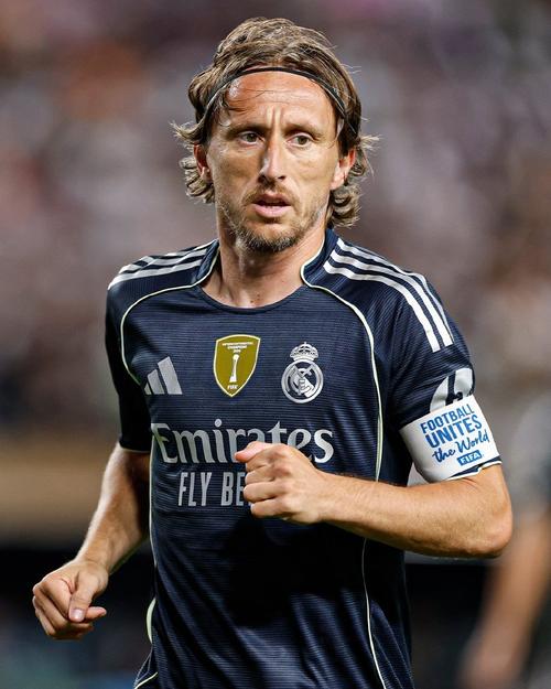 阿根廷两代球王珍贵连线：梅西马拉多纳无解二人转 5脚传递瓦解后防