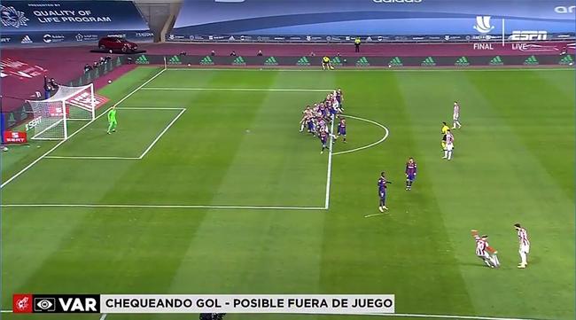 表达不满，客战富勒姆时切尔西球迷拉起“BlueCo Out”旗帜