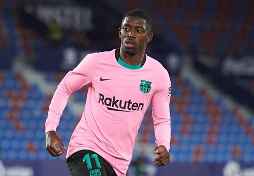 琼斯投篮被封盖 朱俊龙反击上篮打成2+1